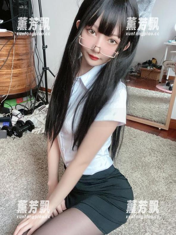 放飞思绪：51酱靡烟套图里的轻盈与迷离