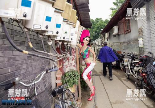 AISS爱丝(黄金版) - 再见了耀眼的光，跟随亚美依看逛街时的无圣光写真