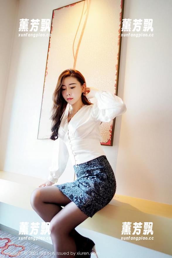 Feilin嗲囡囡-欣欣Rubybaby Feilin嗲囡囡 - 欣欣Rubybaby穿着高跟鞋在无圣光图集中漫步,她说:走路不要看前面,我可能要摔一跤!