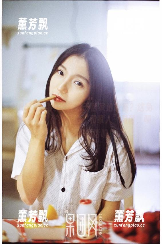 GIRLT果团网-张小喵 GIRLT果团网 - 钟情于居家治愈系?这免费图集里有张小喵的“和家人”对话,啧,连猫都想插话啦!