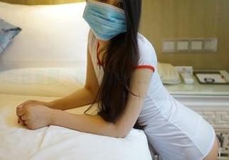ROSI的红色蕾丝套图，真想问问摄影师这想法从哪儿来的…？