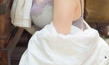 UGirls尤果网 - 就问你，周心情的居家高清写真，不想搬进她家吗？