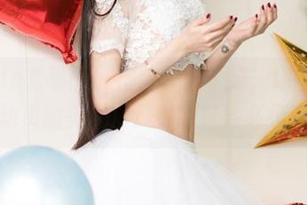 UGirls尤果网 - 宿舍里的学妹，墙上挂的是王幼贞的美图，员办的聚会必须有她。