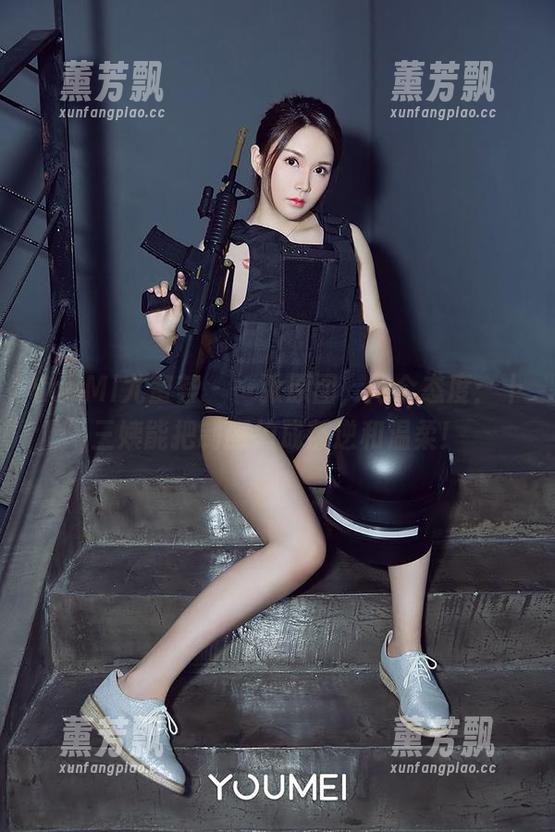YouMi尤蜜荟 - 一张原图，两个态度：十三姨能把制服拍成叛逆和温柔！