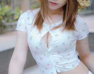 nyako喵子大魔王新出私拍图集，吊带展现的是俏皮又或许...不止于此