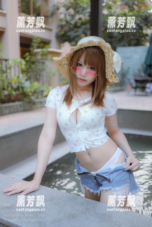 nyako喵子大魔王新出私拍图集，吊带展现的是俏皮又或许...不止于此