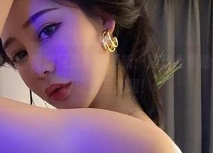 微密圈 - 不爱笑的赛琳网盘全新更新：黑丝合集助你撩动心弦，评论区接招啊！