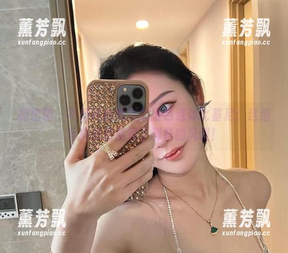 微密圈 - 不爱笑的赛琳的蓝色连体比基尼：这组写真就是展现了别样的风情！