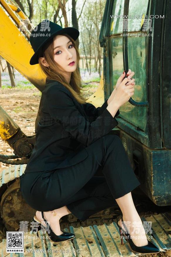 丽柜-阳阳 丽柜 - 阳阳女神的精选画卷:她的存在就像清风徐来!