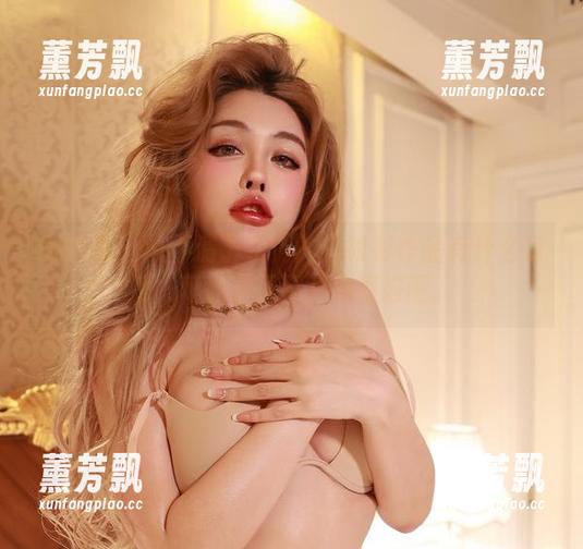 微密圈 - 说不清于芷晴的白衬衫作品有什么特别，可能只是照片角度好吧。