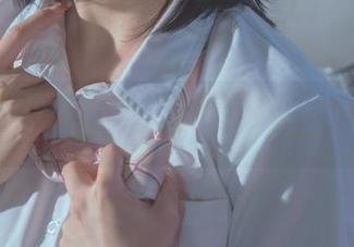 熏风拂面，云溪溪奶桃的HD水手服写真，你会想象她在海浪中吗？