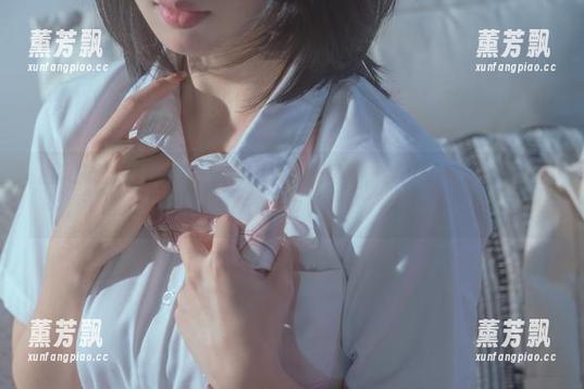 熏风拂面，云溪溪奶桃的HD水手服写真，你会想象她在海浪中吗？