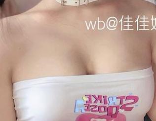 有趣的佳佳酱ovo：看她的cos合集，秘密的味道在空气中流淌。