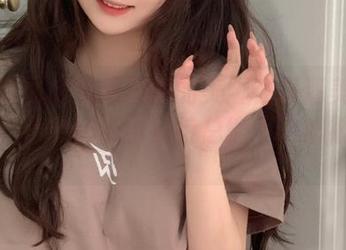 每次看到依依超级懒的美脚在高清美图中现身，心中那点小期待总能不小心被点燃。