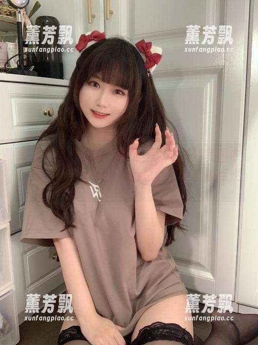 每次看到依依超级懒的美脚在高清美图中现身，心中那点小期待总能不小心被点燃。