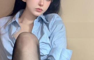 短裤私拍，不知道该关注倦倦喵的脸还是她的猫咪表情？