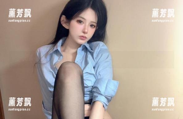 短裤私拍，不知道该关注倦倦喵的脸还是她的猫咪表情？