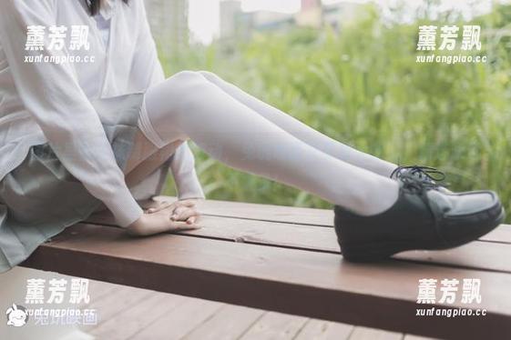 图片里蕾丝袜制服裙的波动，兔玩映画又要放大招了，精选永远不嫌多！