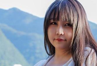 看着咔喵KANEKO的写真，谁说魅魔非得紧绷着一张脸比赛呢？