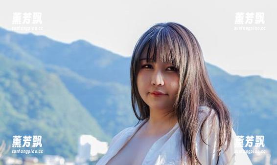 看着咔喵KANEKO的写真，谁说魅魔非得紧绷着一张脸比赛呢？