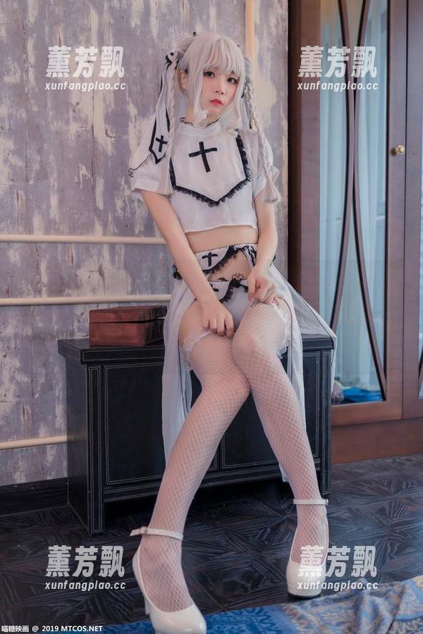 水手服学妹写真集，我的眼睛都在打转，喵糖映画太……不逊色了，这可要和你们分享分享！