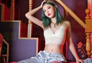 嗲囡囡 - 施忆佳KITTY制服里的福利，你能找到多少“意外”的小细节？