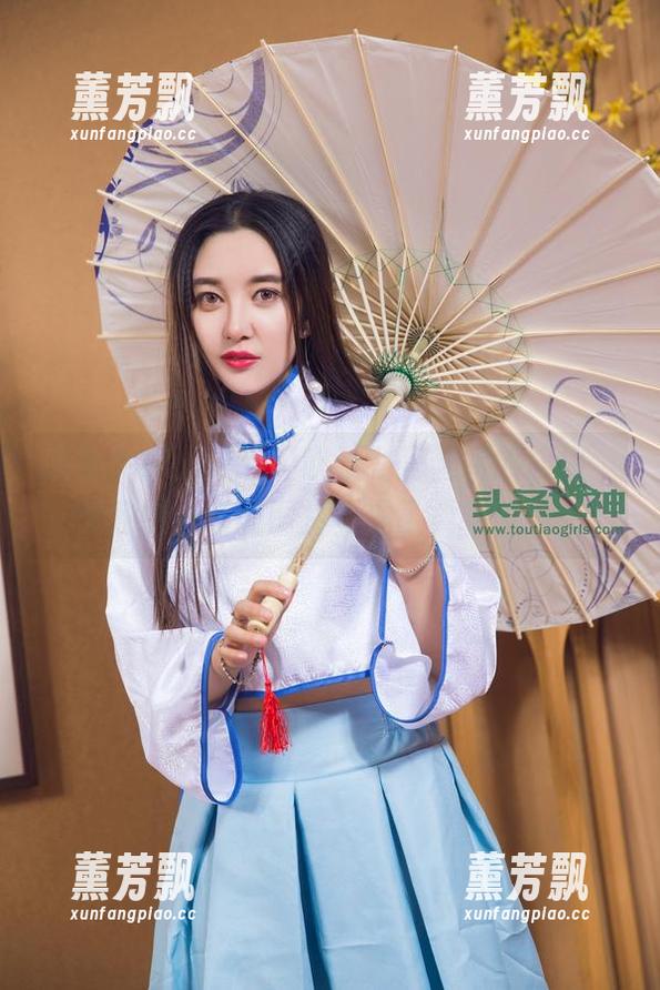 头条女神 - 风轻轻吹过，冯雪娇的旗袍，无意中分享的图片竟成了柔软的美。