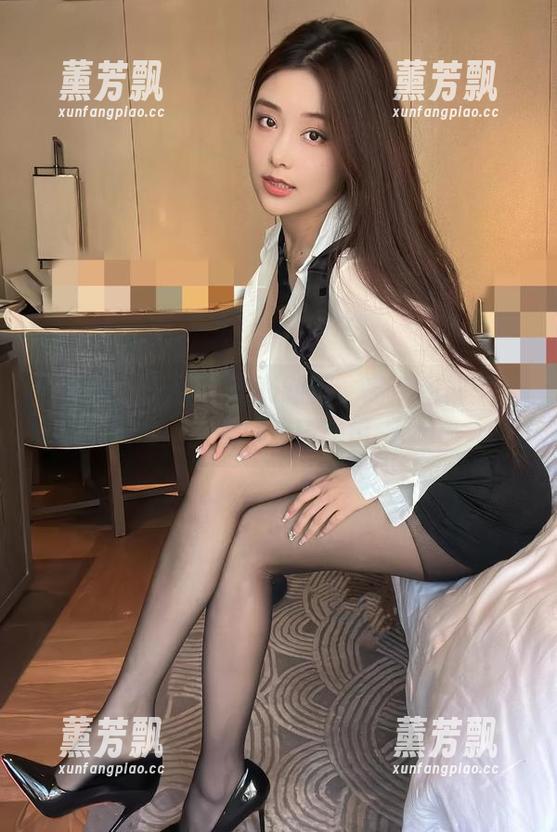 微密圈 - 奶雯与秘书制服：高清图册里的优雅与滑稽交错