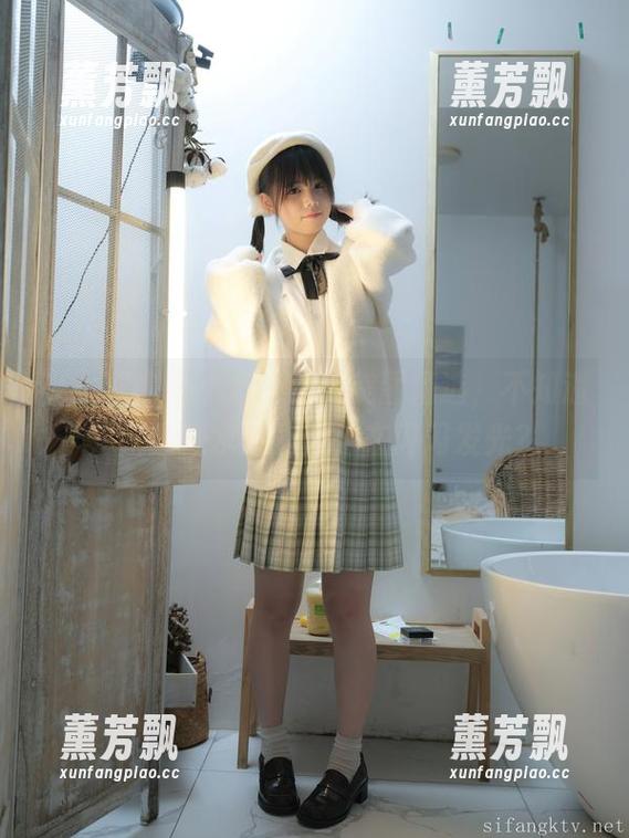 少女秩序 - 小鱼的泳装美图精选，不知道是她还是水底的魔力在闪闪发光？