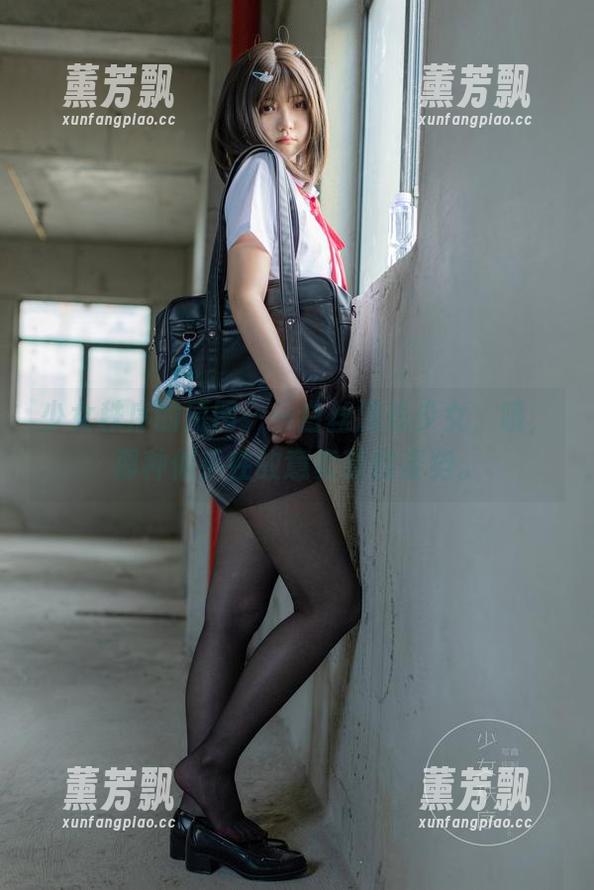 少女秩序 少女秩序的原图——白丝游戏少女,哦,那种似乎在故意卖萌的姿势。