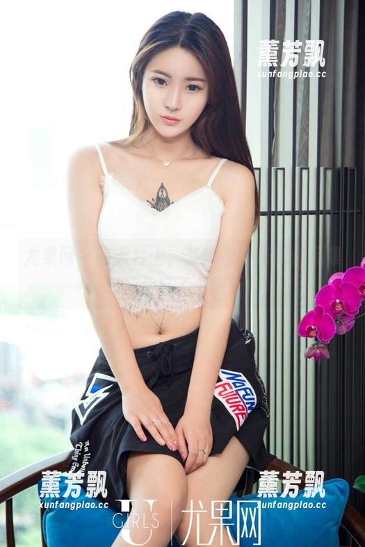 尤果网 - 在天台上，艾琳娜的最新作品集和云朵打了个照面！