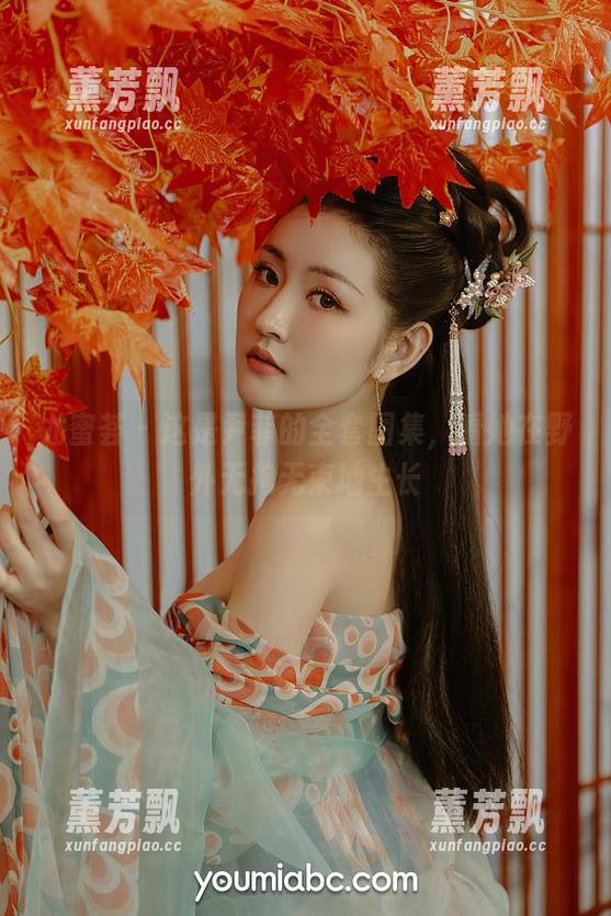 尤蜜荟 - 这是尹菲的全套图集，看她在野外无拘无束地生长