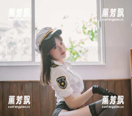 星黛鹿鹿i的裸足写真，高清到我都快要猜出她脚趾间的沙子了～