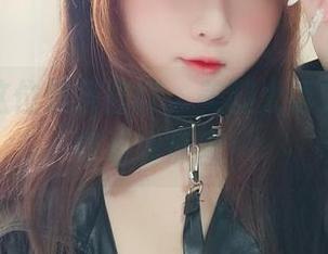 接下来这位是依酱吖，美腿太诱人，一定得看看原图！
