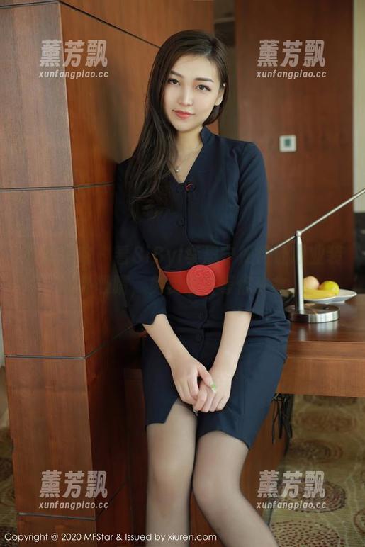 模范学院 - 看SiByl李思宁如何让职业装分外吸睛，免费照片等你来拿。