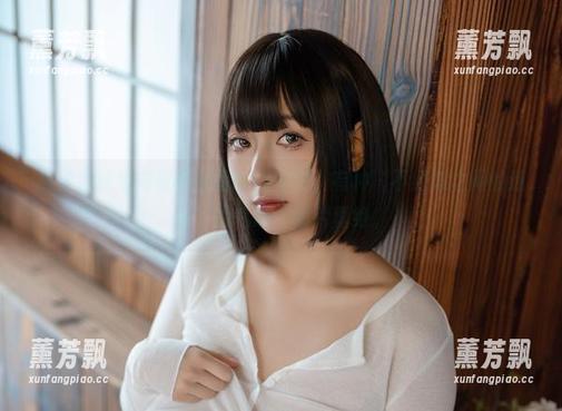 总觉得这组内衣作品里的浅安安，有种‘不经意之间的迷人’的气息，图片真绝。