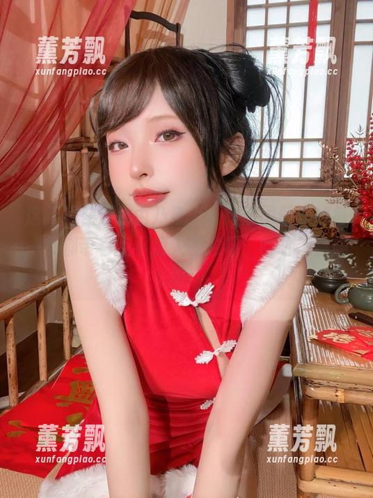 这红裙在清水由乃身上，高清图册里的每一页都带着点小撩人的意味，哈哈，真尴尬！