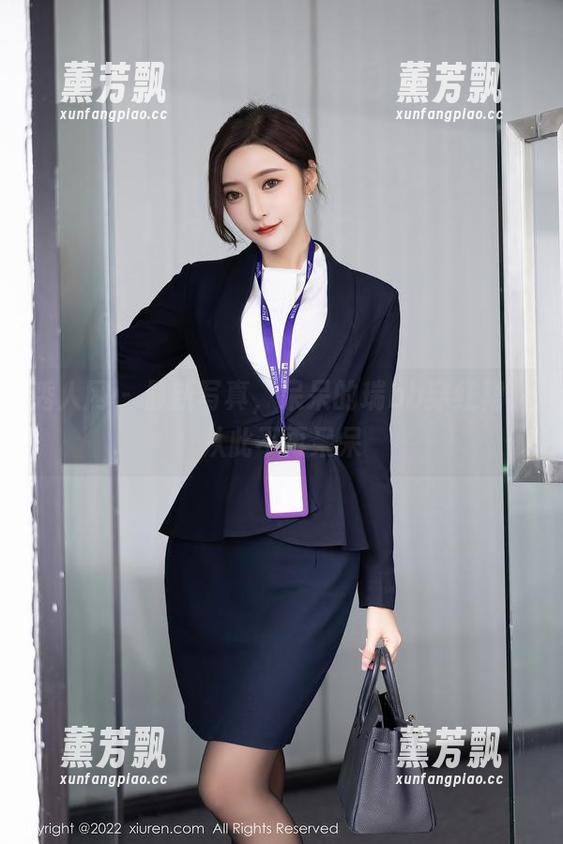 秀人网 - 最新写真，呆呆的瑞bb穿红裙，从此不再呆呆