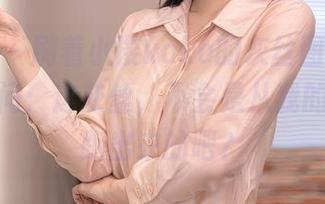 秀人网 - 刷着小樱koko的灰丝图集，心里默默问：这灰丝，不会是从我的袜子里跑出来的吧？