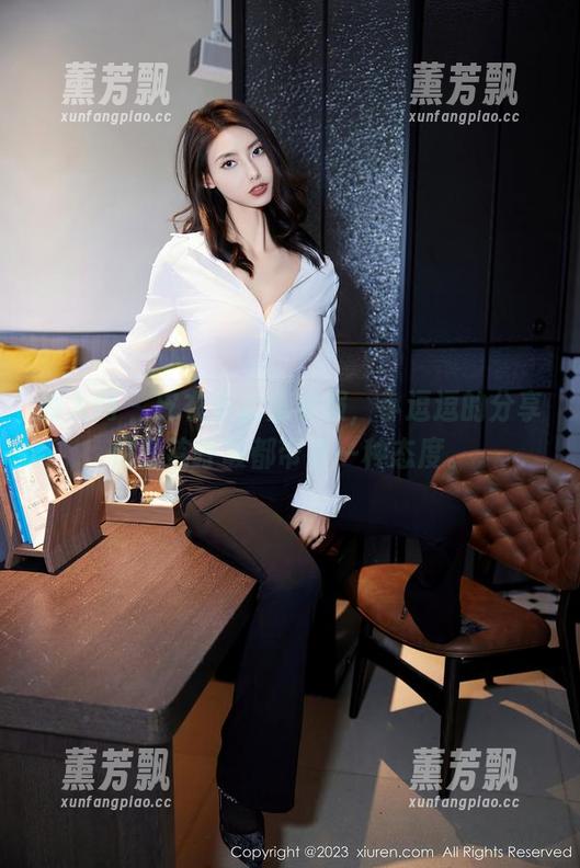 秀人网 - 皮衣不止是衣服，小逗逗的分享怕是连呼吸都带着一种态度。