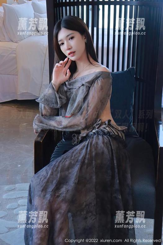 秀人网 - 网盘里美七Mia的“双人”系列，像一场色彩的碰撞，让人目不暇接啊！