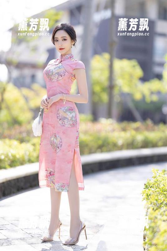 秀人网 - 瘫在沙发上，翻肉晴MINI的护士高清图册，心中默默许愿能被“治疗”。