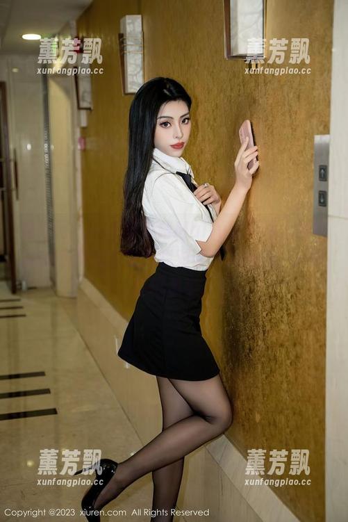 秀人网 - 一张顾楚楚Maily的图片，连衣裙的布料似乎在跟我对话，无圣光，反而显得温柔。