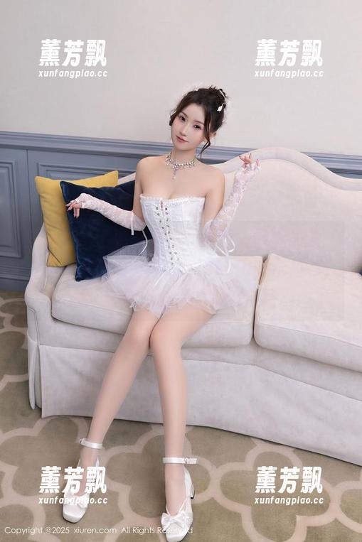 秀人网 - 话说，作品和原图之间的关系——有时候就像黄可Christine的白衬衫，清新又带点小小的不确定感。