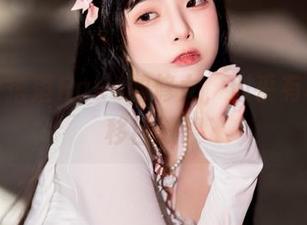 图片中落落Raku的修女，似乎有种引人移目效果