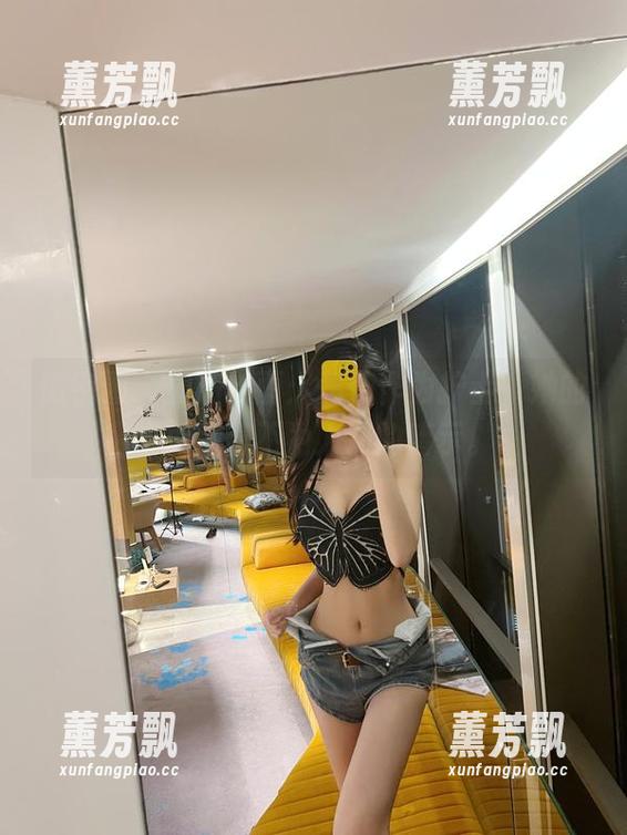 微密圈 - 图册封面：葛征作为护士，她的眼神藏着不为人知的暗示。