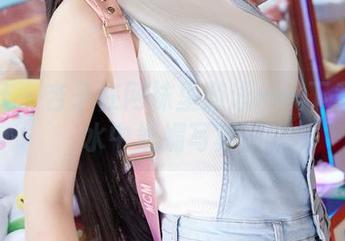 蜜桃社 - 杏子在网袜里游泳——下载你的水中妩媚写真！