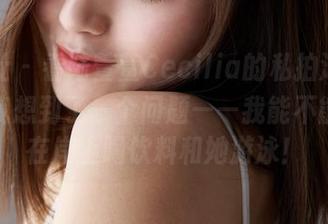蜜桃社 - 看陆萱萱Cecilia的私拍泳装，就让我想到了一个问题——我能不能同时在岸上喝饮料和她游泳！