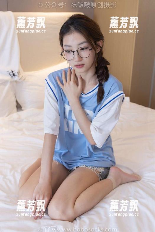 袜啵啵 - 果冻的白丝大腿袜：写真合集，细腻又不失趣味，走开，别打扰我的思绪