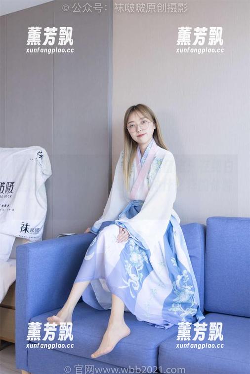 袜啵啵 - 甜甜圈全套写真橱窗志：在纯白里找点儿骚气，不知是一种什么样的体验？